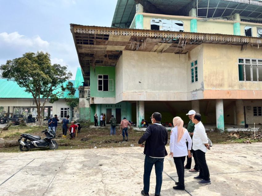 Terbengkalai, GOR Tanjungbalai Dibersihkan Secara Gotong Royong