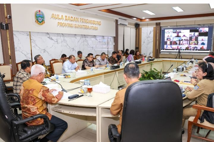 Bahas Perubahan Perda Pajak dan Retribusi Daerah, Wagub Surya Dorong Peningkatan PAD dan Layanan Publik