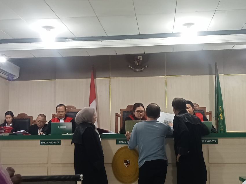 Sidang Perkara Oplosan Minyak Goreng, Tanpa Memakai Baju Tahanan, Terdakwa Al Bantah Lakukan Penyulingan