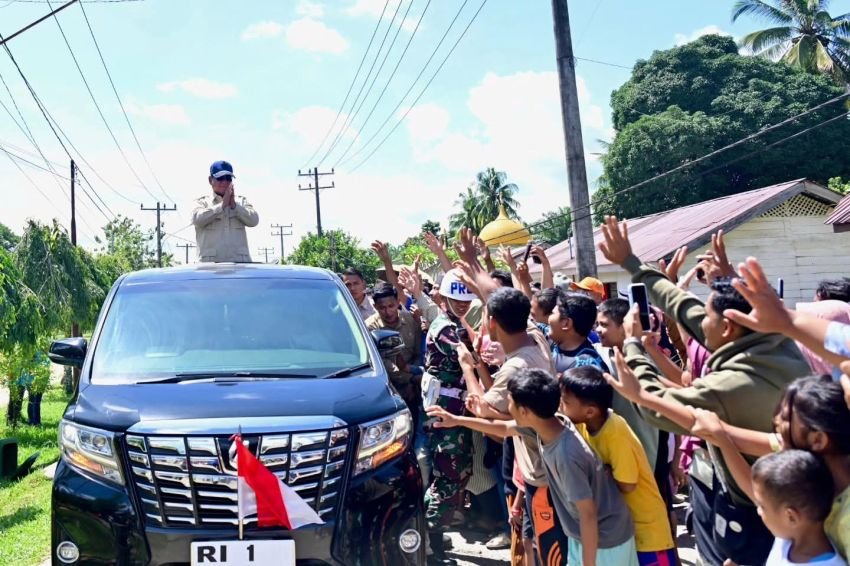 Jelang Pergantian Tahun di Lokasi Bencana, Warga Tapanuli Selatan Berlarian Ceria Sambut Prabowo