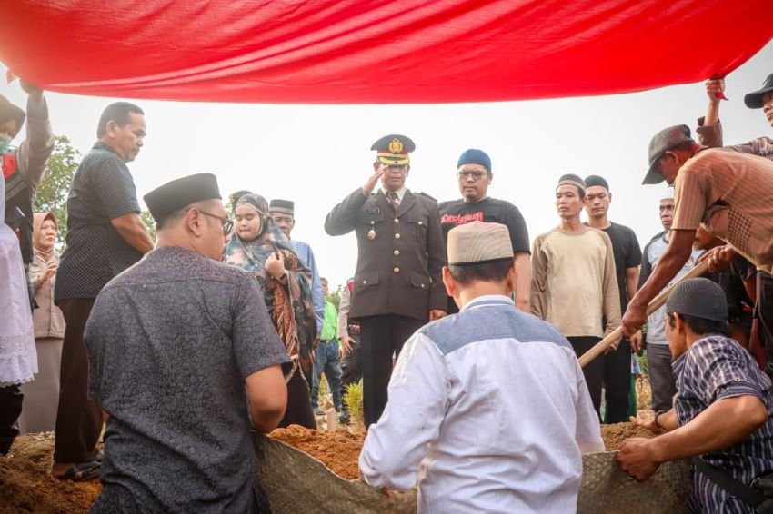 Polres Sergai Gelar Upacara Pemakaman Almarhum Purnawirawan Polri Kompol H. Ahmad Yani Siregar, SH