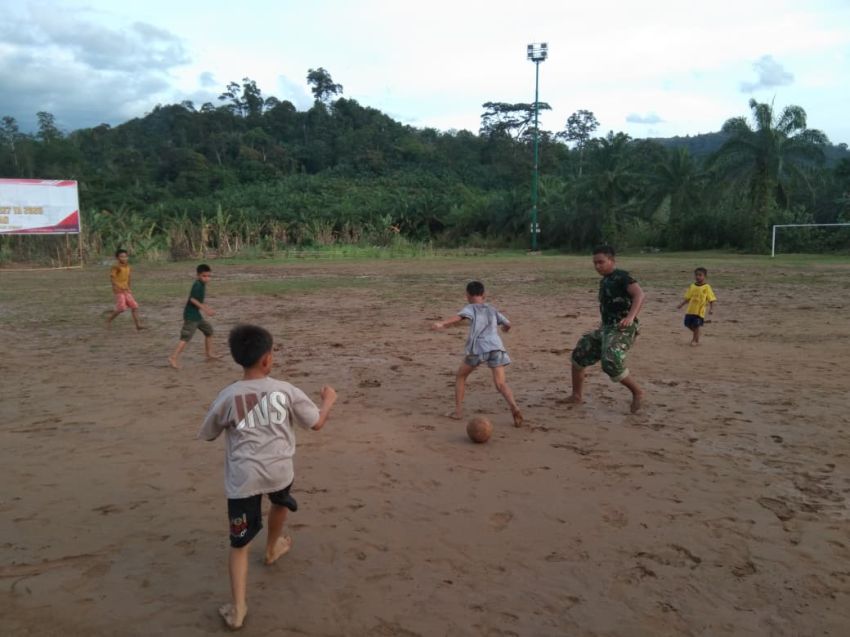 Satgas TMMD ke-127 Bermain Bola Bersama Anak-anak di Sangkunur, Dandim 0212/TS: Kebersamaan Adalah Kekuatan