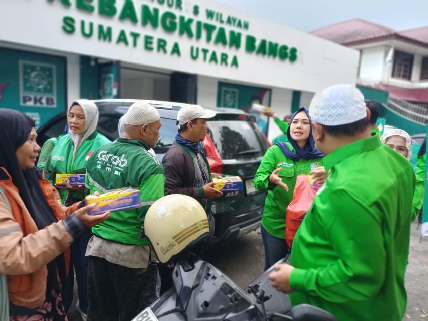 Berkah Ramadhan 1447 H/2026, PKB Sumut Berbagai Takjil kepada Ratusan Pengemudi Ojol
