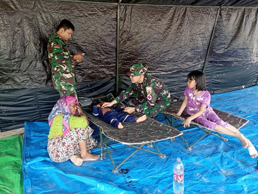 Sentuhan Kemanusiaan Lettu CKM Rudi Ardiansyah: Satgas TMMD ke-127 Kodim 0212/Tapsel Obati Dua Bocah di Sangkunur