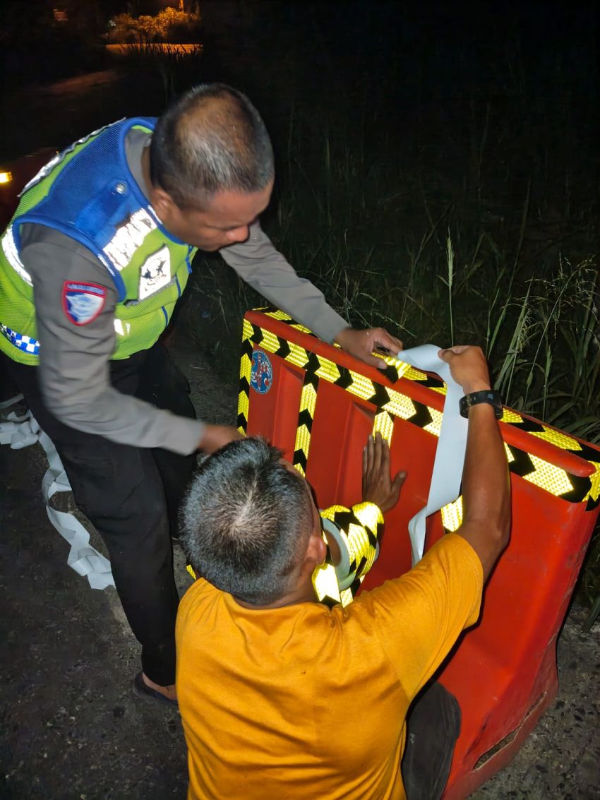 Cegah Laka Lantas Malam Hari, Satlantas Polres Padangsidimpuan Pasang Stiker Reflektif di Tikungan Simirik