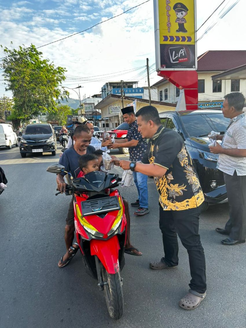 Humanis di Bulan Ramadhan, Satreskrim Polres Padangsidimpuan Turun ke Jalan, Bagikan 50 Paket Takjil untuk Warga