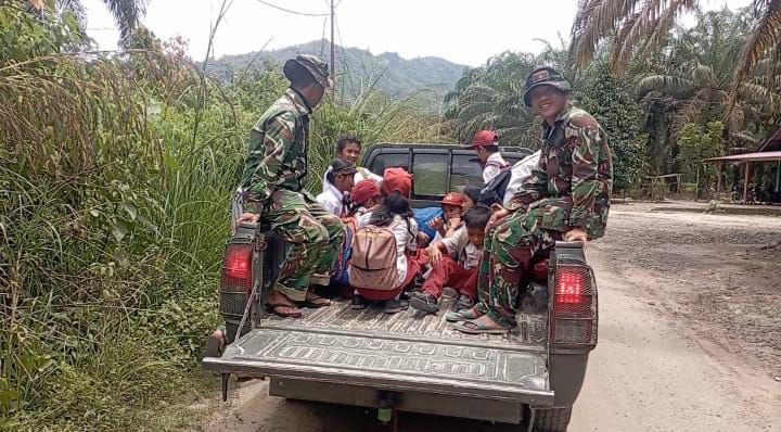Lebih dari Sekadar Pembangunan, Satgas TMMD 127 Kodim 0212/TS Jadi 'Malaikat Penjaga' Anak Sekolah di Angkola Sangkunur