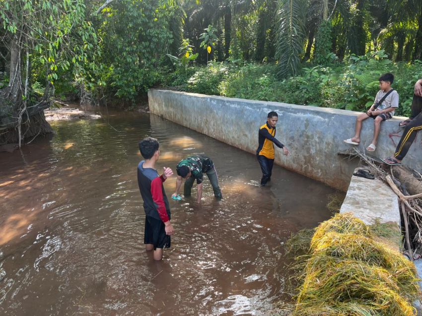 Bukan Sekadar Air, Tapi Doa yang Mengalir: Potret Kasih TNI untuk Sawah Rakyat di Tapanuli Selatan