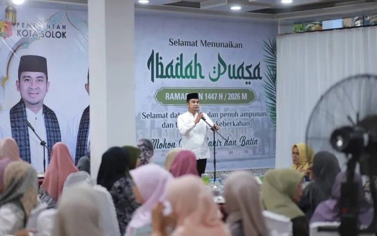 Wali Kota Solok H. Ramadhani Kirana Putra Buka Puasa bersama keluarga besar Tim Penggerak PKK Kota Solok.