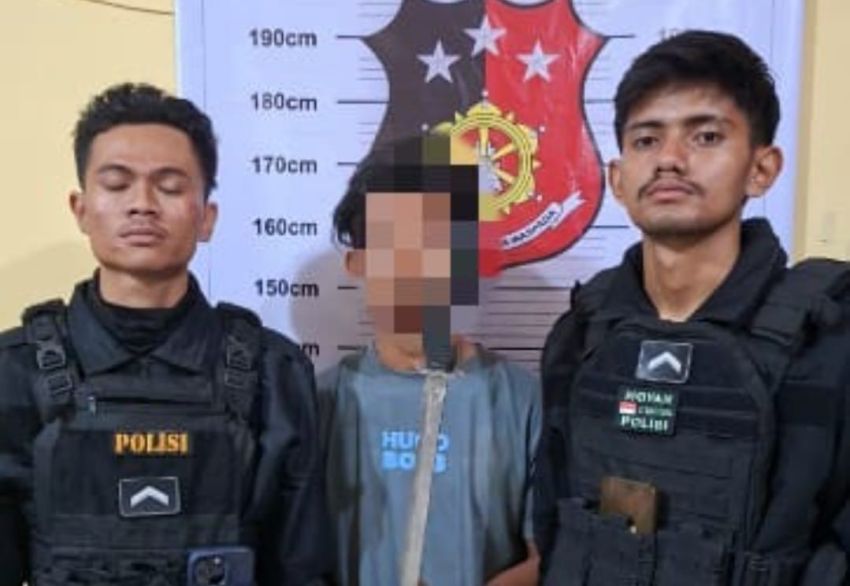 Personel Dit Samapta Polda Sumut Amankan Pemuda Bawa Samurai Saat Patroli di Wilayah Polres Pelabuhan Belawan