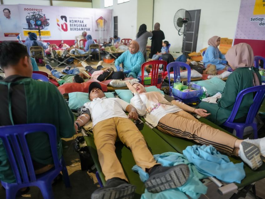 Bupati Solok Bersama Ketua TP-PKK Kabupaten Solok Lakukan Aksi Donor Darah di GOR H. Agus Salim Padang
