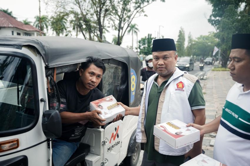 Gerindra Sumut Bagikan 1.000 Takjil per Hari, Warga Antusias Datangi Kantor DPD di Jalan Sudirman