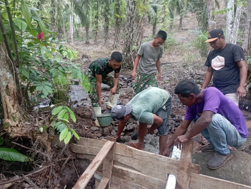 Air Mengalir, Asa Tumbuh! Satgas TMMD ke-127 Kodim 0212/TS dan Warga Sangkunur Bangun MCK dengan Sepenuh Hati