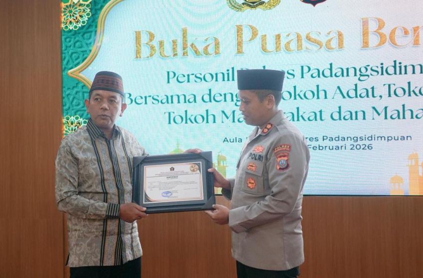 Raja Luat Losung Batu Anugerahkan Penghargaan kepada Kapolres Padangsidimpuan, Bukti Pengayoman untuk Masyarakat Adat