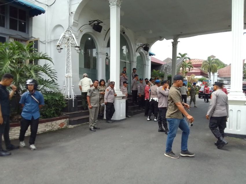 Sekretaris Daerah Junaedi Antonius Sitanggang SSTP MSi menerima Audiensi dan massa aksi unjuk rasa