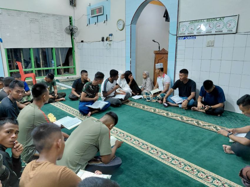 Hangatnya Cahaya Al-Qur&rsquo;an di Sangkunur, Satgas TMMD ke-127 Kodim 0212/TS Tadarusan Bersama Warga di Masjid Nurul Huda