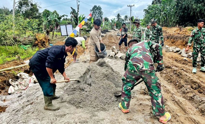 Satgas TMMD ke-127 Kodim 0207/Simalungun dan Warga Kompak Bangun Drainase di Nagori Bahapal