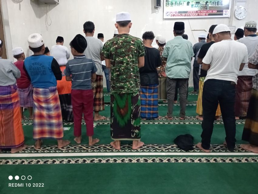 Di Saf yang Sama dengan Warga, Satgas TMMD Ke-127 Kodim 0212/TS Tunaikan Tarawih di Sangkunur