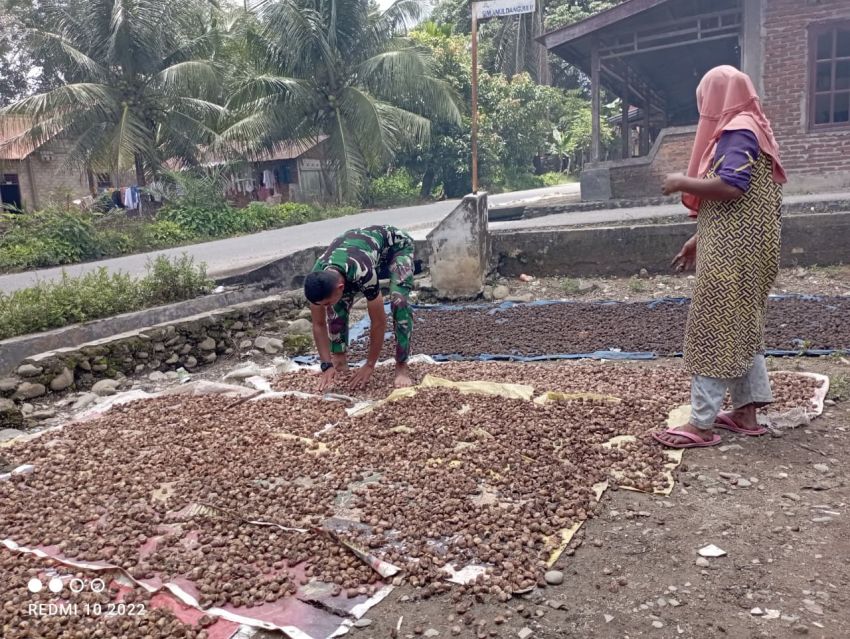 Cucuran Keringat di Bawah Terik Sangkunur, Bakti Tanpa Batas Satgas TMMD ke-127 Kodim 0212/TS Sertu Aldiansyah Harahap untuk Ibu Inayah