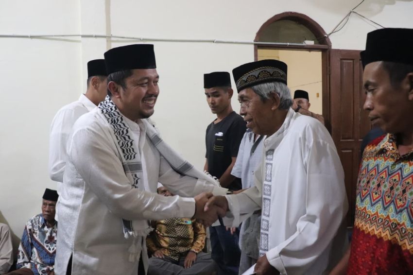 Warga Purba Sinomba Curhat Soal Jalan dan Listrik di Safari Ramadan 2026, Bupati Paluta Langsung Beri Solusi