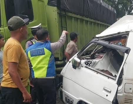 Ngeri! Minibus Sarat Penumpang Tabrakan dengan Truk di Jalinsum Paluta