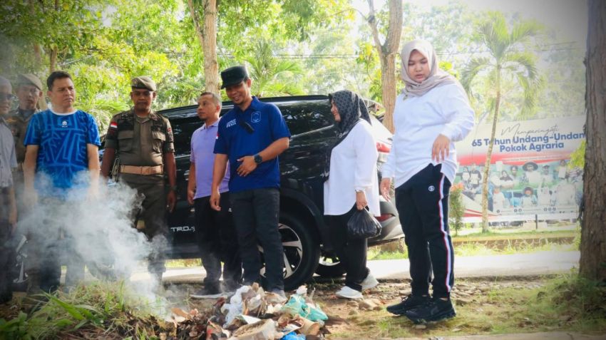 Dari Arahan Presiden hingga Aksi Nyata, Wabup Atika Azmi Turun Langsung Awasi Kerja Bakti ASN