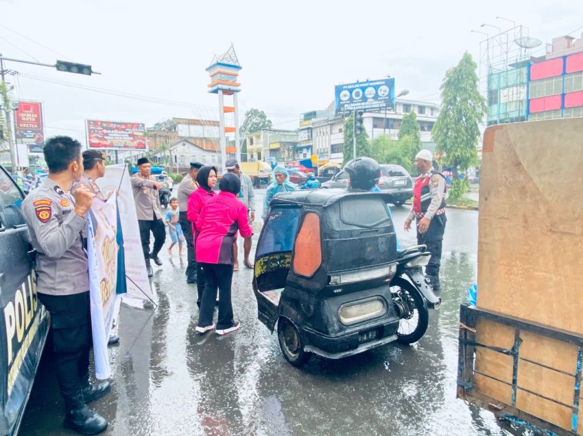 Ramadan Penuh Berkah, Sat Samapta Polres Padangsidimpuan Tebar 50 Takjil di Jalan Sudirman