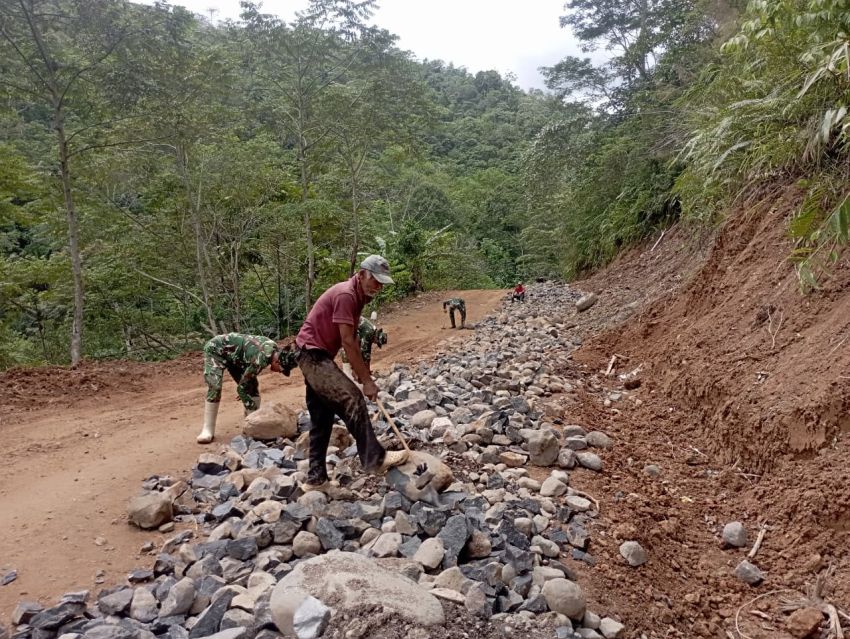 Semangat Kemanunggalan! Satgas TMMD ke-127 Kodim 0212/TS Bersama Warga Pecah Batu untuk Pengerasan Jalan di Hutatonga