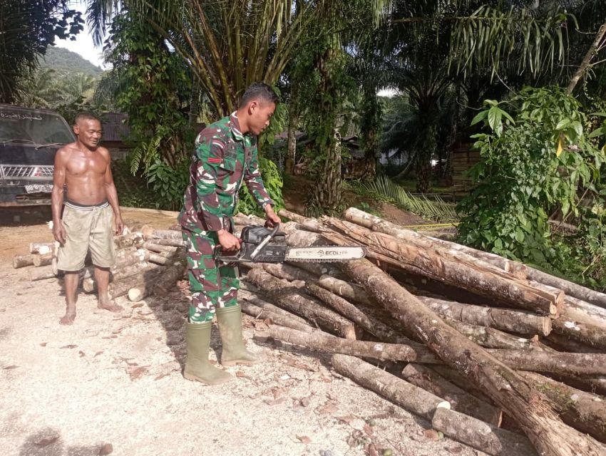 Saat Satgas TMMD ke-127 Kodim 0212/TS Menjadi Saudara: Kisah Haru Pratu Abadi Bantu Roni Nasution Siapkan Kayu Bakar