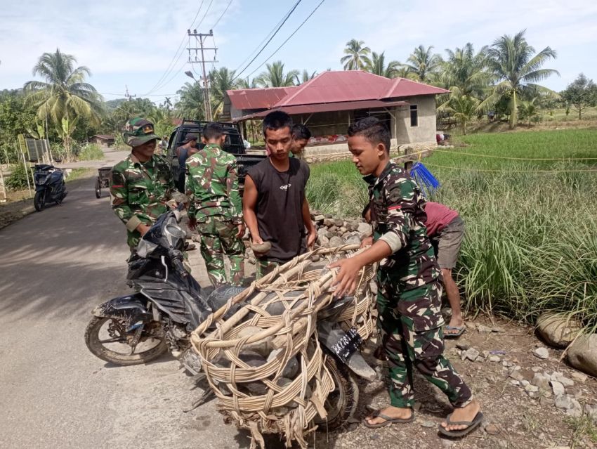 Di Bawah Terik Matahari, Satgas TMMD Ke-127 Kodim 0212/Tapsel dan Warga Sangkunur Angkat Batu Demi Harapan Sawah Lebih Subur