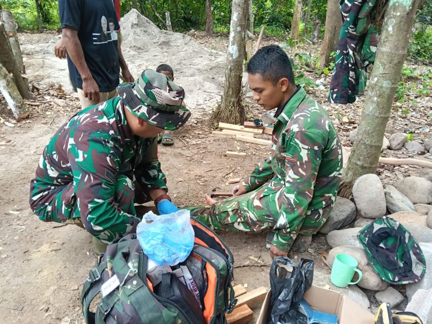 Terpijak Paku Saat Bangun Rumah Warga, Prajurit TMMD Ke-127 Tetap Tegar Mengabdi di Huta Tonga