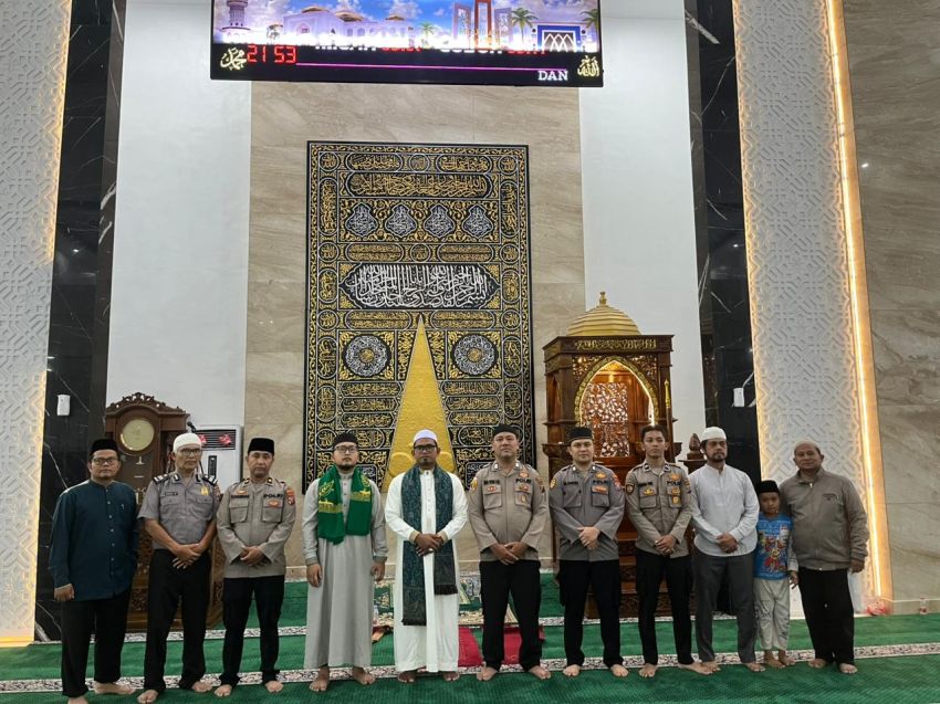 Ramadan Penuh Kebersamaan: Polres Padangsidimpuan Shalat Tarawih Berjamaah di Masjid Agung Al Abror, Pererat Silaturahmi dengan Warga