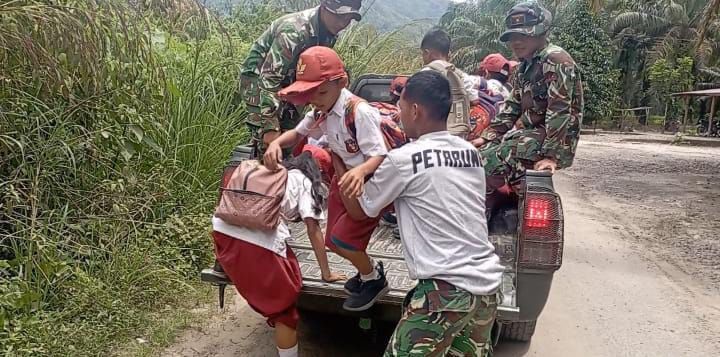 Di Balik Seragam Loreng, Ada Hati Seorang Ayah, Satgas TMMD ke-127 Kodim 0212/TS Antar Anak SD Pulang Sekolah di Sangkunur