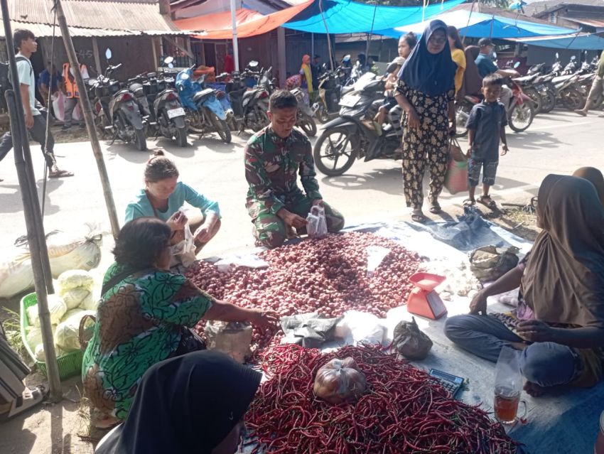 Bukan Sekadar Belanja, Ini Bukti Cinta Satgas TMMD 127 Hadir Hangat di Pasar Simataniari