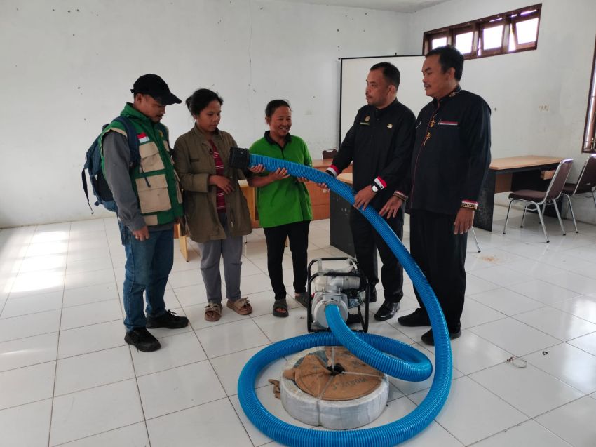 Plt.Kadis Pertanian Sahat Boangmanalu.SPd.MM Menyerahkan Alat Pertanian Kepada Kelompok Tani Terbuka