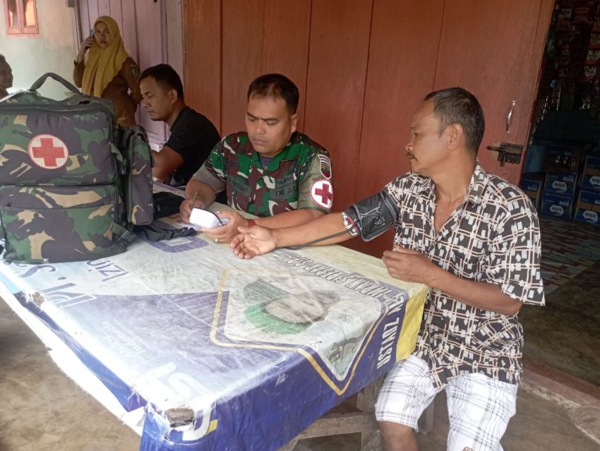 Satu Dekapan Medis, Sejuta Harapan: Aksi Heroik Satgas TMMD ke-127 Kodim 0212/TS Membasuh Lelah Warga