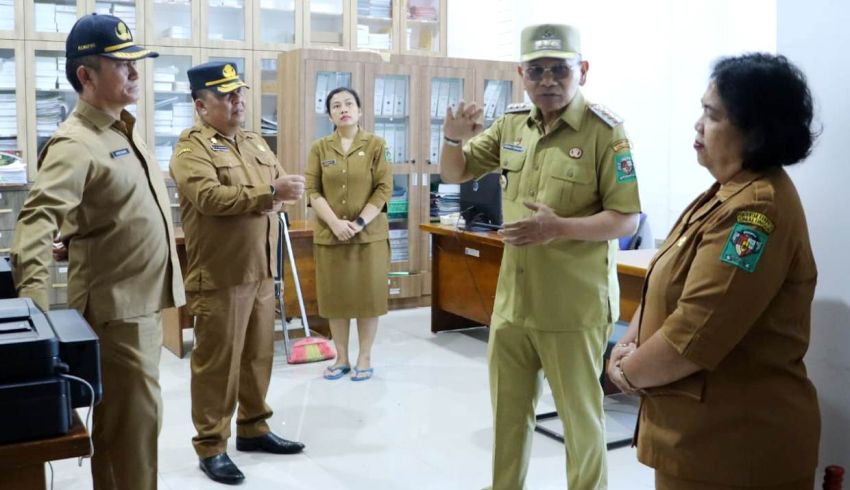 Dukung Gerakan Indonesia ASRI, Bupati Simalungun Ajak ASN Lakukan Kegiatan Bersih-bersih Lingkungan Kerja Usai Apel Pagi