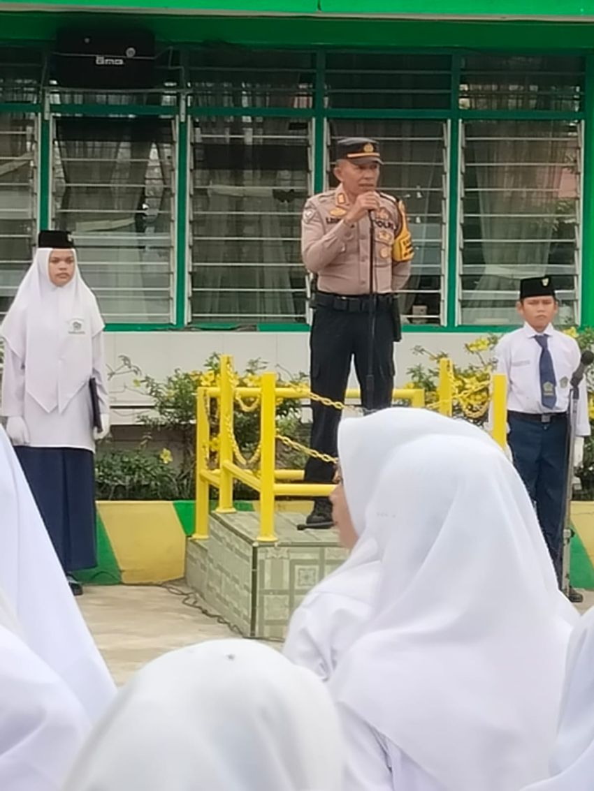 Kasat Binmas Polres Padangsidimpuan Jadi Pembina Upacara di MTsN 1, Tekankan Disiplin dan Masa Depan Pelajar