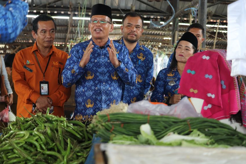 Sekda Bersama Kepala Kantor Statistik Pakpak Bharat, Kunjungi Pasar Kelohi Salak,Untuk Sensus Ekonomi