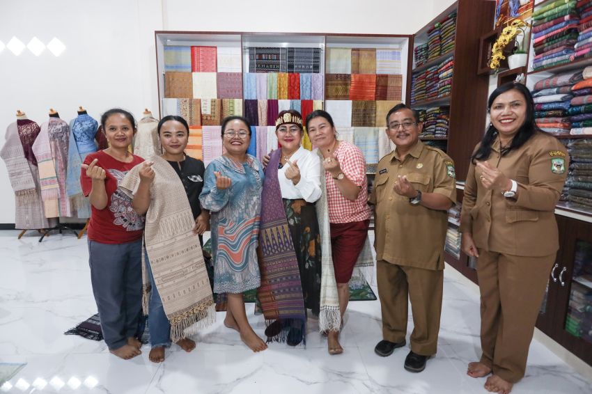 Ketua TP PKK dan Dekranasda mengunjungi sejumlah Usaha Mikro Kecil dan Menengah