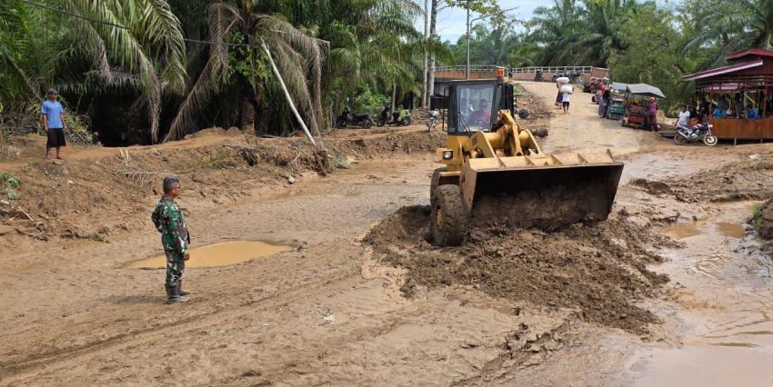 Tanggul Jebol, Kodim 0212/Tapsel Turun Tangan Bersihkan Lumpur Akibat Banjir di Bandar Tarutung