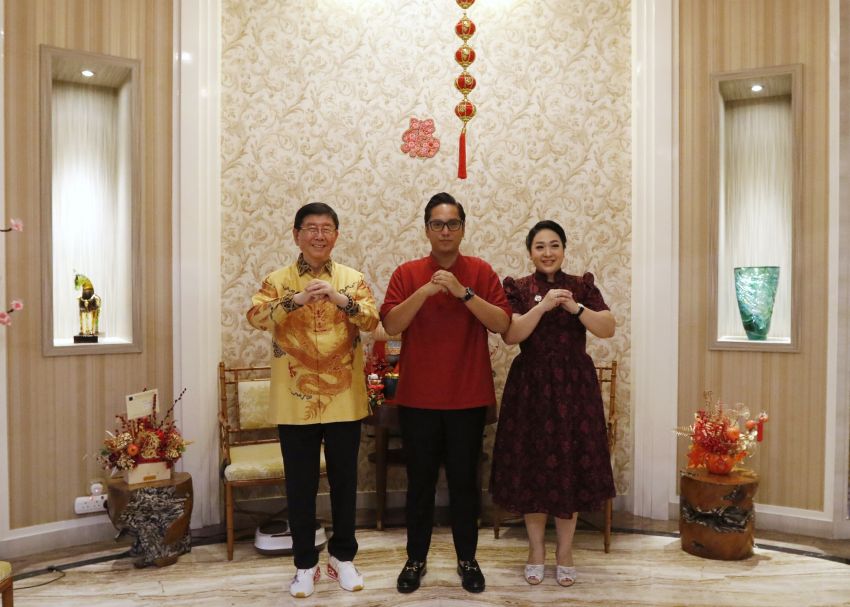 Perayaan Imlek 2577, Rico Waas Didampingi Istri Kunjungi Rumah Tokoh Thionghoa Sumut