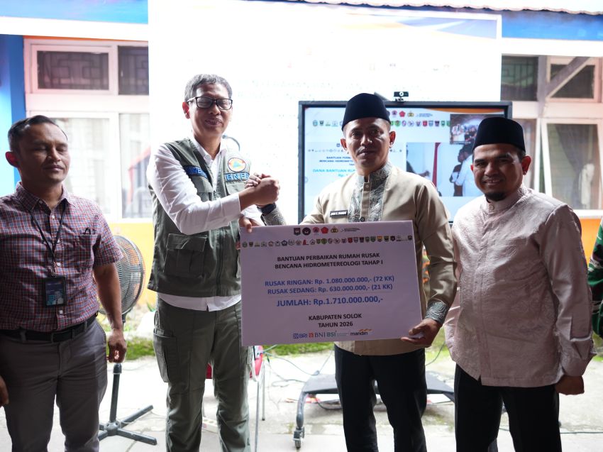 Pemerintah Serahkan Bantuan Perbaikan Rumah pada Masyarakat Terdampak Bencana Hidrometeorologi