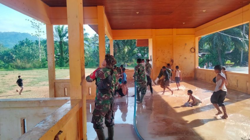 Gotong Royong Satgas TMMD ke-127 Kodim 0212/Tapsel dan Warga, Tribun Stadion Sarasi Kini Lebih Bersih dan Layak Digunakan