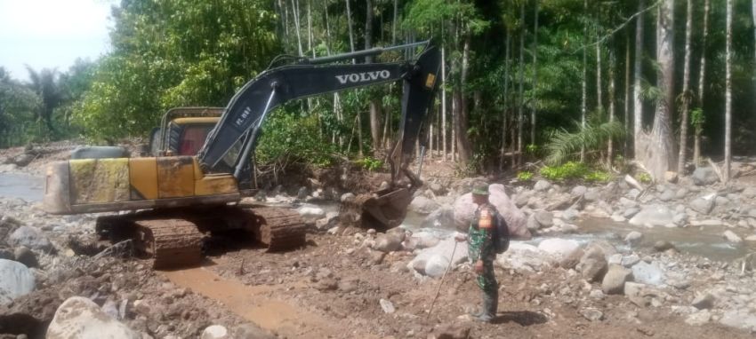 Ekonomi Warga Bakal Melejit! Jalan Baru di Lingkungan III Huta Tonga Tapsel Mulai Dikerjakan Satgas TMMD ke-127 Kodim 0212/TS