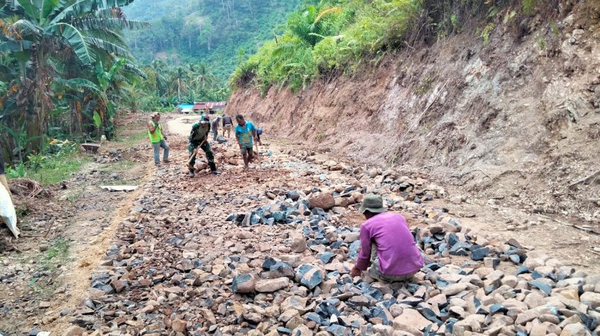 Tembus Medan Ekstrem! Satgas TMMD Ke-127 Kodim 0212/Tapsel Kebut Pengerasan Jalan di Hutatonga Demi Asa Warga