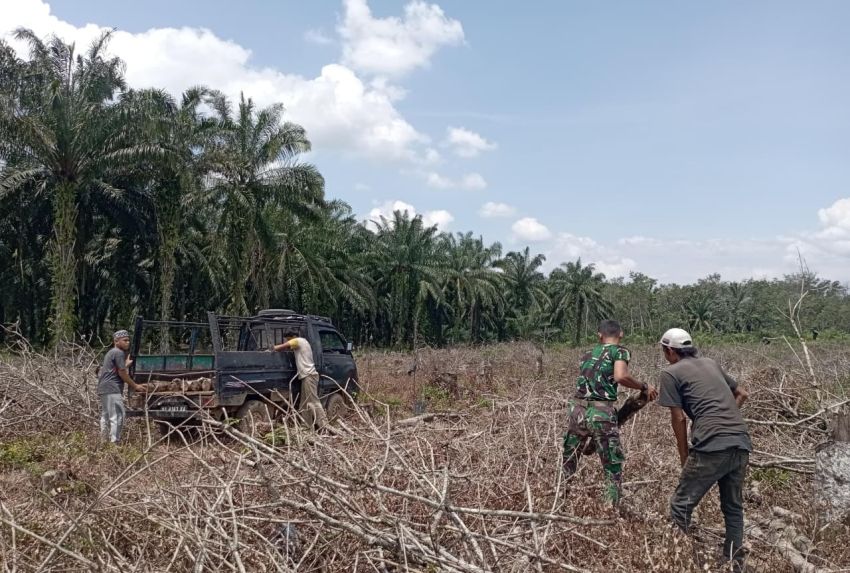 Menantang Matahari, Merangkul Rakyat: Aksi Heroik Satgas TMMD ke-127 Kodim 0212/TS yang Menggetarkan Langit Tapsel