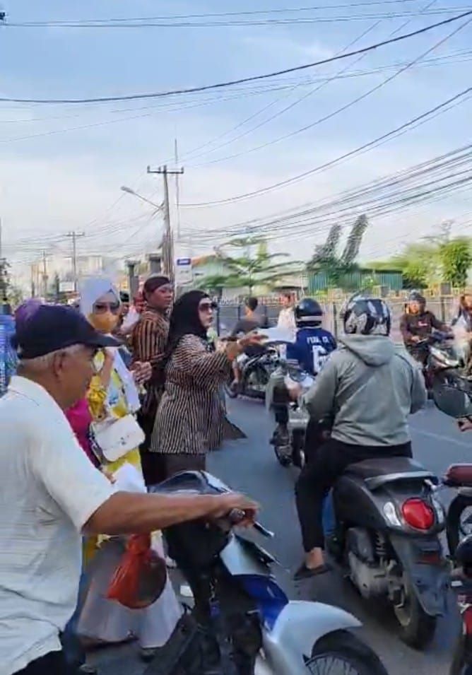 KBDIY Medan Sumut Berbagi Takjil Ramadan 1447 H, Lalin Sempat Padat di Jalan Kapten Muslim