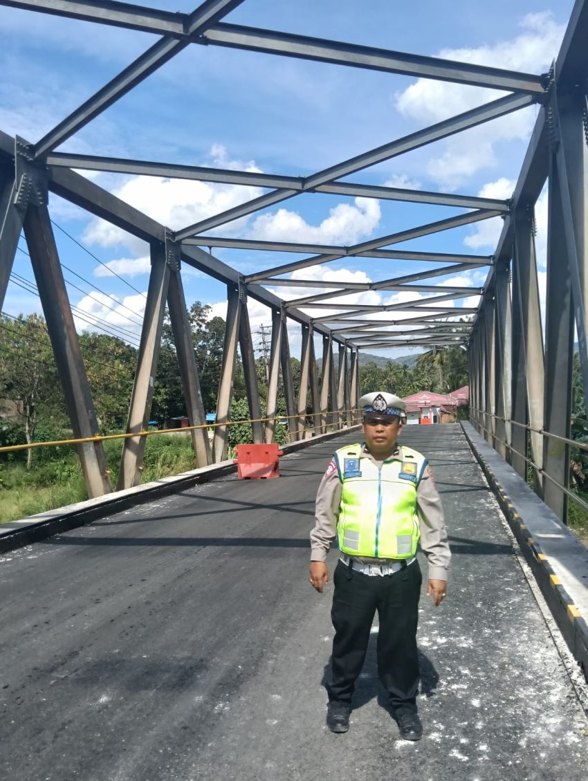 Arus Kembali Normal! Sat Lantas Polres Padangsidimpuan Kawal Pembukaan Jembatan Batang Angkola