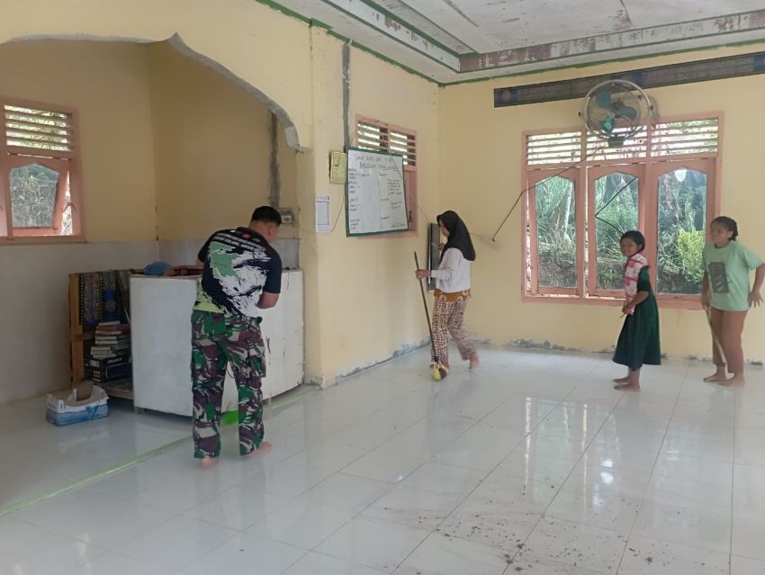 Sambut Ramadhan dengan Cinta, Satgas TMMD ke-127 Kodim 0212/Tapanuli Selatan dan Warga Bersihkan Rumah Ibadah